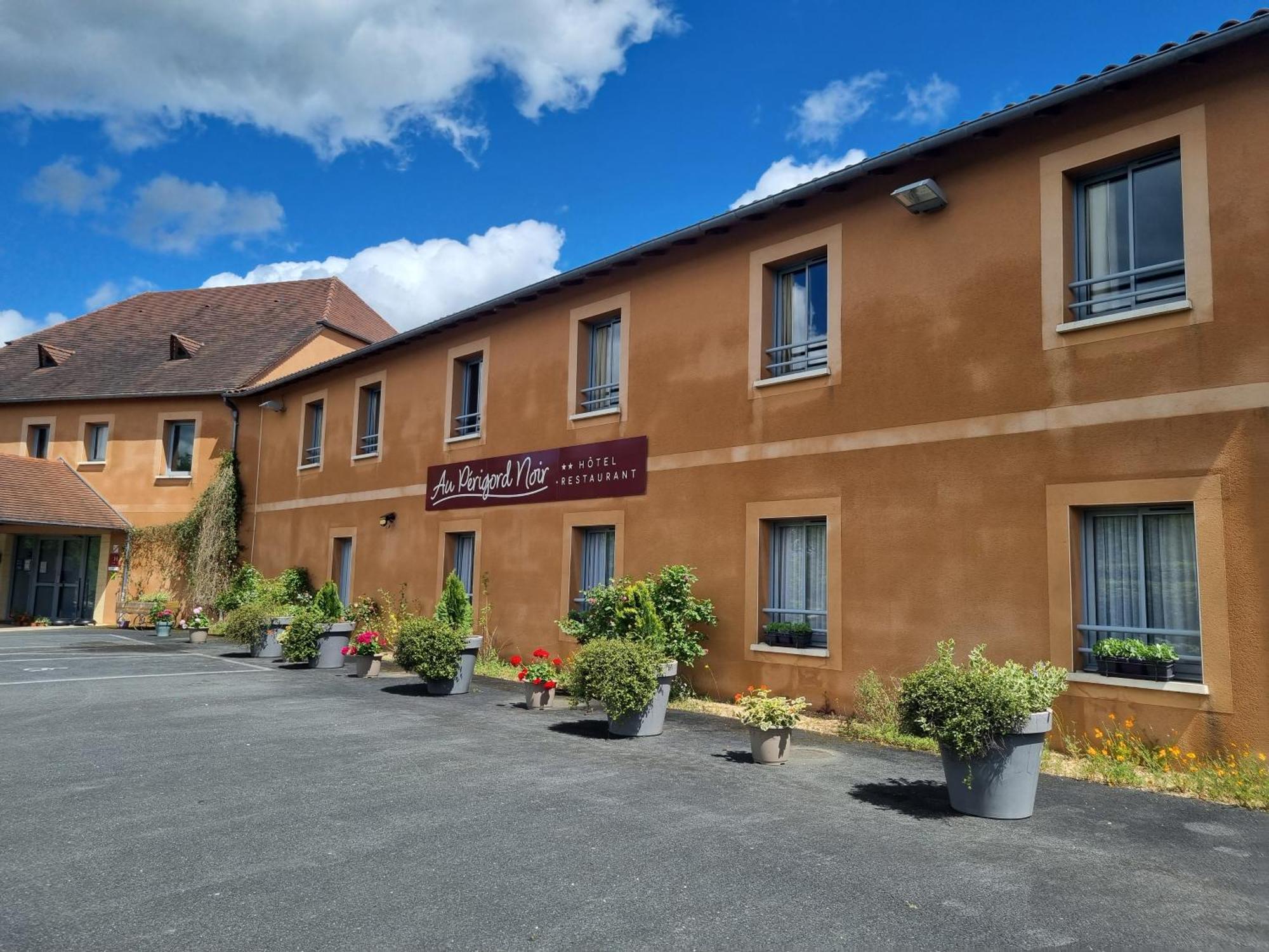 Hotel Au Perigord Noir Hautefort Exterior foto