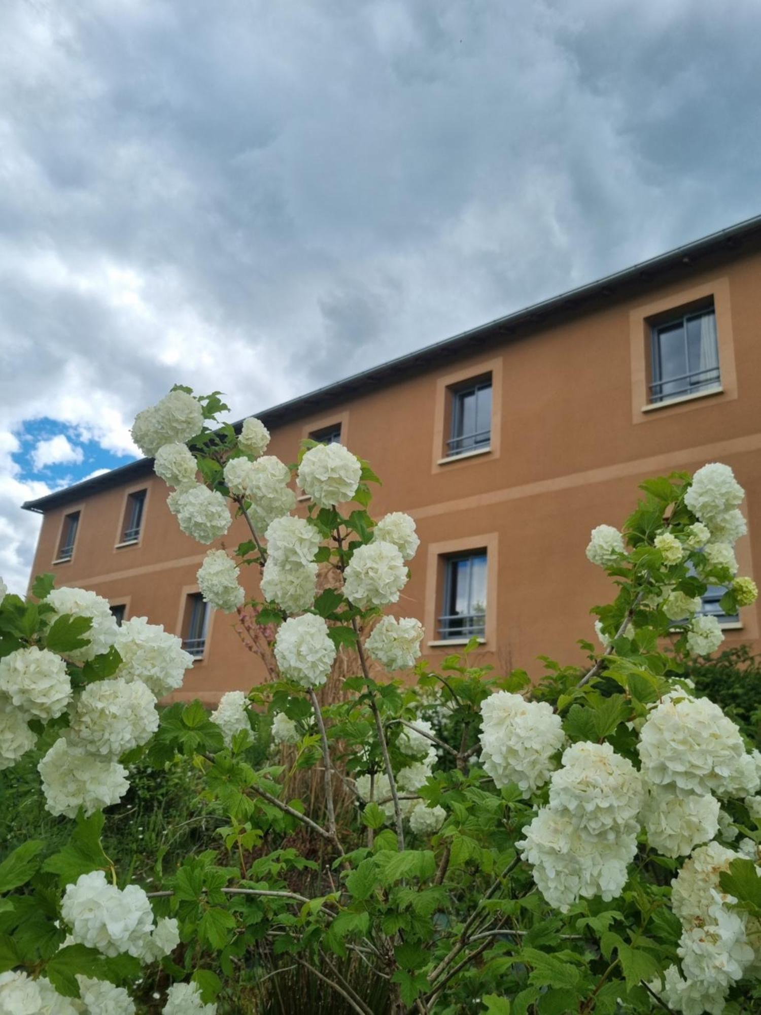 Hotel Au Perigord Noir Hautefort Exterior foto